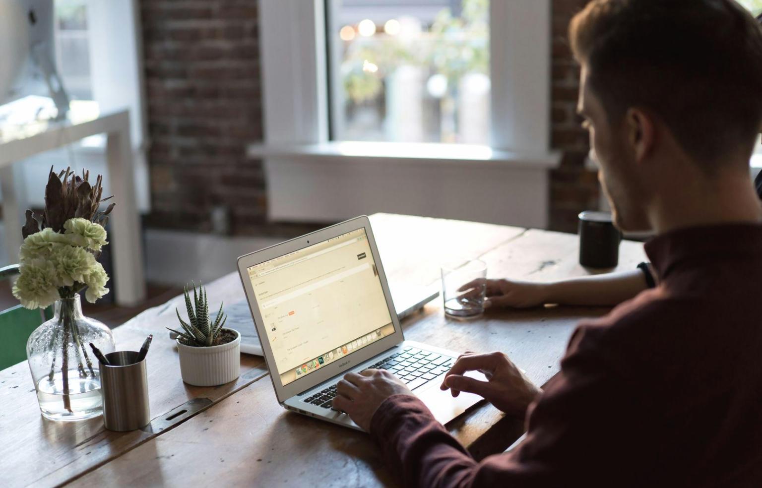 Arbeitsplatz mit Finanzplanung